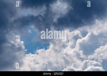 Alte nuvole bianche e grigie epiche su cielo blu. Cielo sfondo nuvoloso Foto Stock