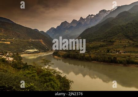 Prima curva del fiume Yangtse a circa 50 km da Ljiang Foto Stock