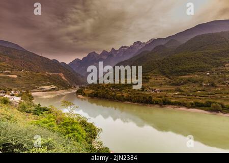 Prima curva del fiume Yangtse a circa 50 km da Ljiang Foto Stock