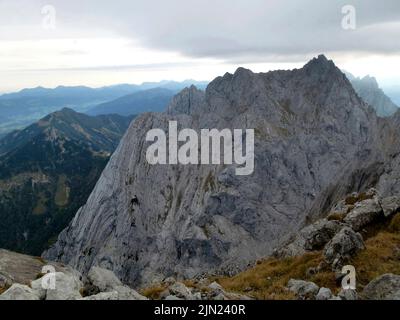 Montagna che attraversa le montagne di Hackenkopfe, Tirolo, Austria Foto Stock