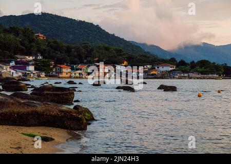 Maggio 1, 2022. Florianopolis, Brasile. Case colorate nel villaggio di Ribeirao da Ilha e costa dell'oceano al tramonto Foto Stock