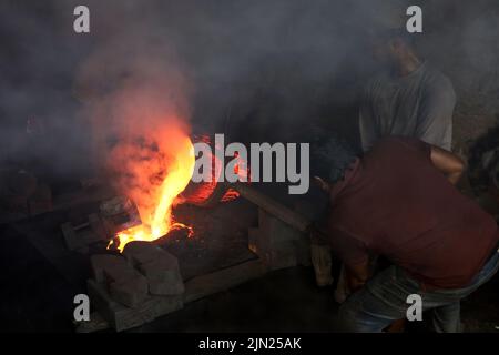 Dhaka, Dhaka, Bangladesh. 8th ago 2022. I lavoratori stanno realizzando eliche navali in acciaio liquido. (Credit Image: © Syed Mahabubul Kader/ZUMA Press Wire) Foto Stock