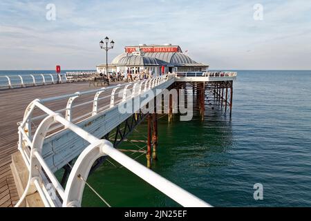 Molo Cromer con il Teatro Pavilion. Norfolk, Inghilterra. Foto Stock