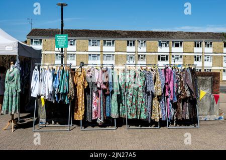 Dorking, Surrey Hills, Londra UK, luglio 07 2022, Market Stall Vendere abiti da donna alla moda su una rotaia di appendiabiti Foto Stock