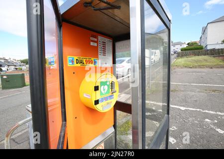 Dunure, Ayrshire, Scozia, Regno Unito. L'ex chiosco della scatola del telefono ora si è convertito per tenere un defibrillatore nel piccolo villaggio costiero. Situato in un piccolo parcheggio Foto Stock