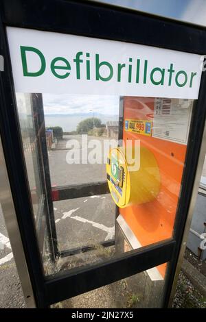 Dunure, Ayrshire, Scozia, Regno Unito. L'ex chiosco della scatola del telefono ora si è convertito per tenere un defibrillatore nel piccolo villaggio costiero. Situato in un piccolo parcheggio Foto Stock