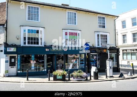 Dorking, Surrey Hills, Londra UK, luglio 07 2022, tradizionale negozio indipendente Sweet Business senza persone Foto Stock