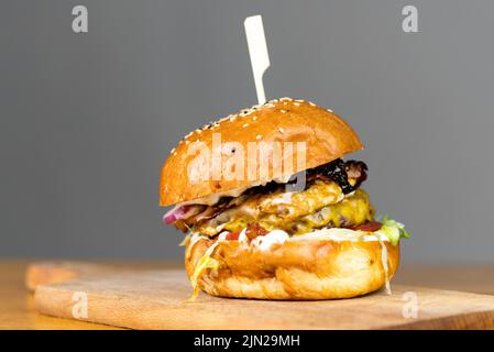 hamburger fresco e gustoso sul tavolo. Foto Stock