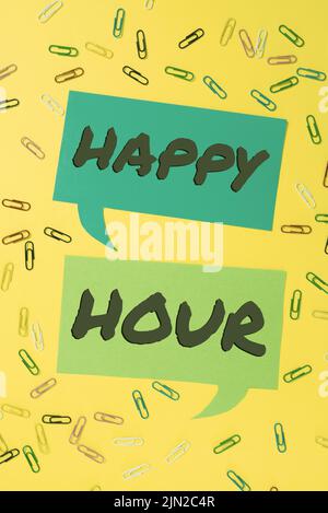 Happy Hour di visualizzazione concettuale. Foto concettuale trascorrere del tempo per le attività che ti fanno rilassare per un po 'colorato paperclip posti intorno a due Foto Stock