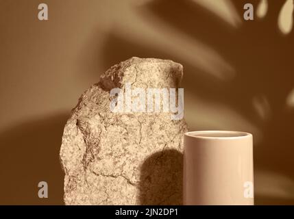 Un podio in porcellana per la presentazione del prodotto su sfondo di pietra beige. Sullo sfondo, l'ombra delle foglie della monstera. Layout per i prodotti. Foto di alta qualità Foto Stock