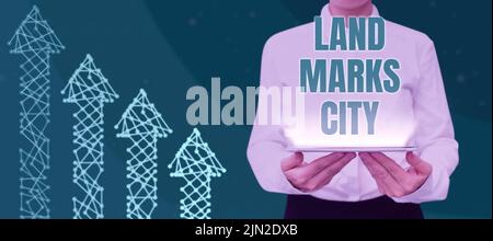 Scrittura del testo visualizzato Land Marks City. Concetto che significa importanti luoghi di architettura nelle città per visitare Businesswoman Holding Tablet e. Foto Stock