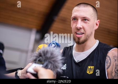 Colonia, Germania. 08th ago 2022. Daniel Theis parla con i giornalisti dopo la sessione di allenamento della squadra nazionale di basket. Il team si sta preparando per il Campionato europeo, che si terrà a settembre. Credit: Marius Becker/dpa/Alamy Live News Foto Stock