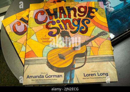 Barnes & Noble Booksellers sulla Fifth Avenue a New York City ha una grande selezione di libri, USA 2022 Foto Stock