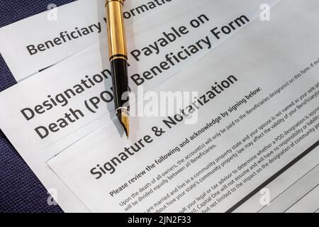 Formulari dei beneficiari pronti per la firma con penna stilografica, USA Foto Stock