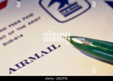 Vintage airmail impresso envelope e penna stilografica da vicino, USA Foto Stock