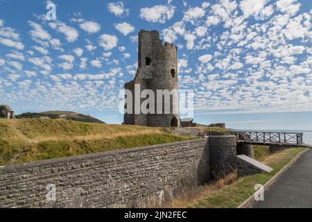 Resti della torre di accesso nord al castello di Aberystwyth, una fortezza edoardiana di grado i situata nella città balneare di Aberystwyth, Galles. Foto Stock