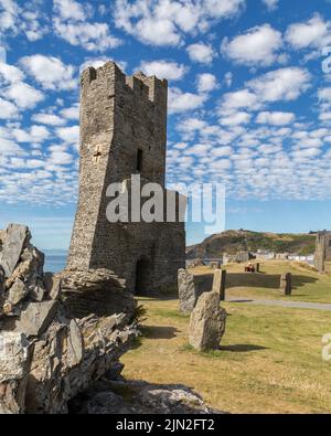 Resti della torre di accesso nord al castello di Aberystwyth, una fortezza edoardiana di grado i situata nella città balneare di Aberystwyth, Galles. Foto Stock