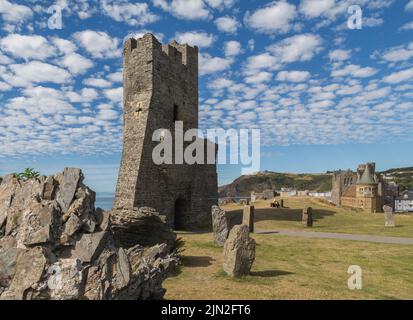 Resti della torre di accesso nord al castello di Aberystwyth, una fortezza edoardiana di grado i situata nella città balneare di Aberystwyth, Galles. Foto Stock