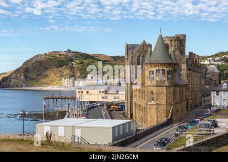 Una vista di Aberystwyth, l'Old College, il molo, il lungomare e la funicolare sulla Constitution Hill possono essere visti sotto un cielo sgombro. Foto Stock