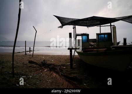 Parcheggio per imbarcazioni sulla spiaggia di sabbia sporca Foto Stock