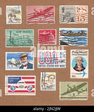 Collezione di francobolli d'epoca US Postal Mail Service, su sfondo cartaceo marrone. Usato e postcontrassegnato Foto Stock