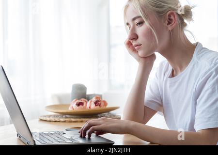 la donna pensiva produttore di laptop non si ispira Foto Stock