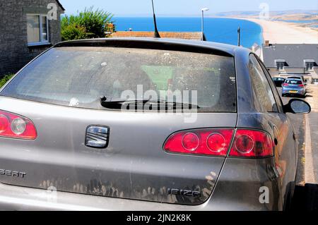 Portland. 8th agosto 2022. Meteo Regno Unito. Le auto vengono rapidamente coperte di polvere di cava sull'isola di Portland, in assenza di pioggia per lavarla. Se si trattasse di un'auto rubata o abbandonata, la polizia avrebbe un sacco di impronte digitali per andare avanti! Credit stuart fretwell/Alamy Live News Foto Stock