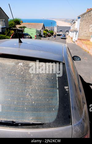 Portland. 8th agosto 2022. Meteo Regno Unito. Le auto vengono rapidamente coperte di polvere di cava sull'isola di Portland, in assenza di pioggia per lavarla. Se si trattasse di un'auto rubata o abbandonata, la polizia avrebbe un sacco di impronte digitali per andare avanti! Credit stuart fretwell/Alamy Live News Foto Stock