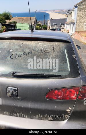 Portland. 8th agosto 2022. Meteo Regno Unito. Le auto vengono rapidamente coperte di polvere di cava sull'isola di Portland, in assenza di pioggia per lavarla. Se si trattasse di un'auto rubata o abbandonata, la polizia avrebbe un sacco di impronte digitali per andare avanti! Credit stuart fretwell/Alamy Live News Foto Stock