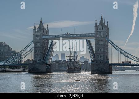 La nave alta svedese Goteborg si avvicina a un ponte della torre sopraelevato, Londra, nell'agosto 2022, prima di ormeggiarsi a Thames Quay nel molo sud di Canary Wharf Foto Stock