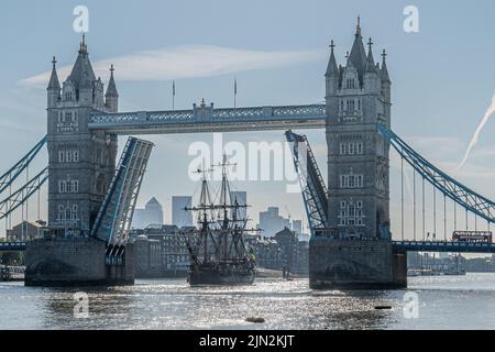 Nave alta svedese Goteborg che passa attraverso il Tower Bridge, Londra, nel 2022. Götheborg di Svezia è una replica a vela di Götheborg i, lanciata nel 1738. Foto Stock