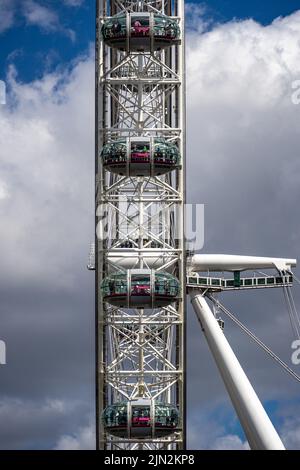 Londra, Regno Unito - 11 giugno 2022: Primo piano dettaglio vista laterale del London Eye con cielo blu nuvoloso Foto Stock