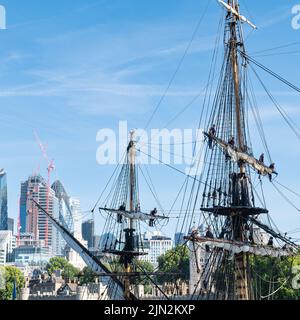 Equipaggio nel rigging della nave alta svedese Goteborg (Götheborg) mentre si avvicina Tower Bridge sulla strada per ormeggio a South Quay a Canary Wharf. Foto Stock