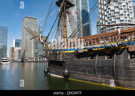 La nave alta svedese Goteborg (Götheborg di Svezia) si avvicina al suo ormeggio a Thames Quay, nel molo sud di Canary Wharf, nell'agosto 2022. Foto Stock