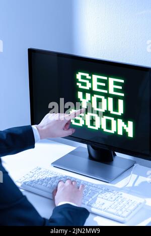 Cartello con la scritta A presto. Business Overview arrivederci ci incontreremo di nuovo in un breve periodo di tempo Businesswoman indicando importante informazione Foto Stock