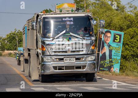 BANGKOK, THAILANDIA, Apr 29 2022, Un camion guida sulla strada Foto Stock