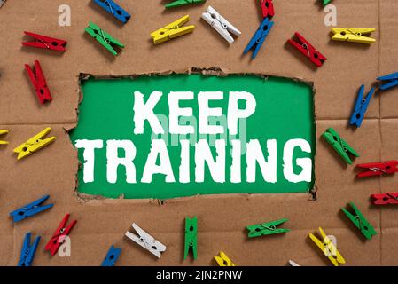 Didascalia di testo che presenta Keep Training. Approccio aziendale perforazione di terra sempre Wonder essere curioso Impara idee importanti scritte sotto strappato Foto Stock