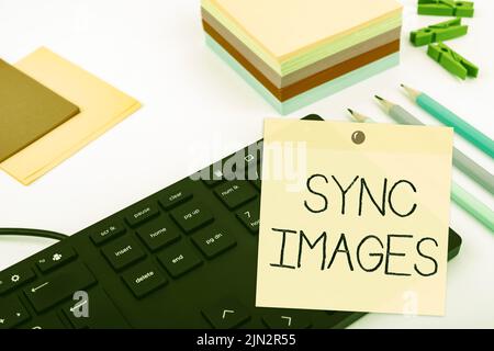 Immagini di sincronizzazione didascalie concettuali. Panoramica aziendale come rendere le foto identiche in tutti i dispositivi accessibili da qualsiasi luogo tastiera e simbolo del computer.informazioni Foto Stock