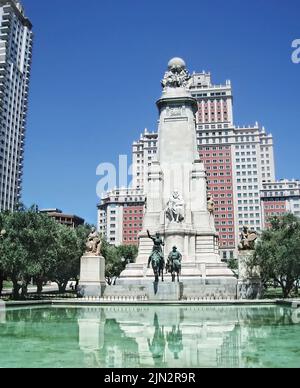 Monumento di Miguel De Cervantes (con Don Quixote e Sancho Panza) all'estremità occidentale della famosa Gran Via (Plaza de España) a Madrid, Spagna Foto Stock