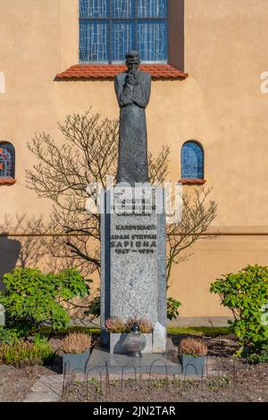 Cracovia, Polonia - 14 Marzo, 2022: Monumento Cardinale Adam Stefan Sapieha. Situato all'ingresso della Chiesa di San Francesco d'Assisi a Cracovia Foto Stock