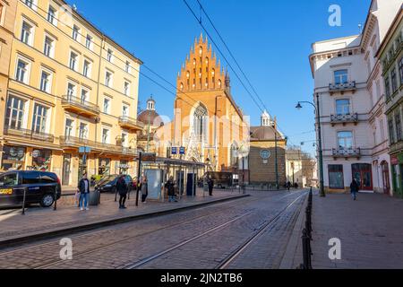 Cracovia, Polonia - 14 Marzo, 2022: Vista sulla chiesa della Santissima Trinità con orologio cittadino nella città di Cracovia Foto Stock