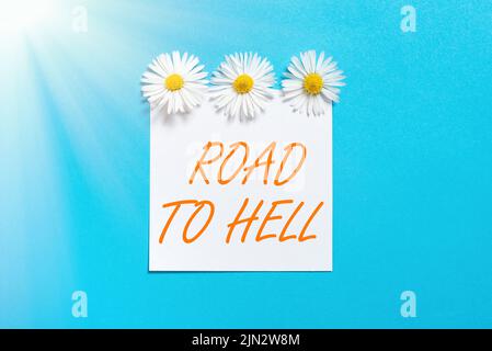 Ispirazione che mostra il cartello Road to Hell. Parola scritta sul passaggio estremamente pericoloso Dark Ri Unsafe Travel Sticky Nota con messaggi importanti con Foto Stock