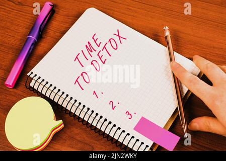 Tempo di detox del testo della scrittura a mano. Internet Concept Moment for Diet Nutrition salute Addiction trattamento pulisce l'uomo mostrando recenti aggiornamenti su notebook Foto Stock