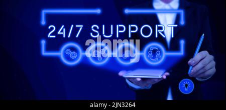 Didascalia di testo Presentazione supporto 24 7. Parola scritta sul dare assistenza al servizio tutto il giorno e la notte Nessun tempo di inattività Signora in vestito che tiene la penna Foto Stock