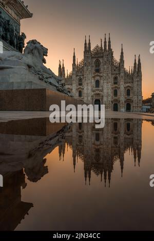 Tramonto scena della facciata gotica ornata, guglie alte e magnifiche torri di marmo del Duomo, la monumentale cattedrale di Milano sotto il grande blu di Lomba Foto Stock