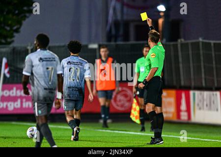 AMSTERDAM, PAESI BASSI - AGOSTO 8: L'arbitro Martin Perez mostra una carta gialla ad Anass Najah di Telstar durante la partita olandese Keukenkampioendivisie tra Jong Ajax e Telstar a De Toekomst il 8 agosto 2022 ad Amsterdam, Paesi Bassi (Foto di Kees Kuijt/Orange Pictures) Foto Stock