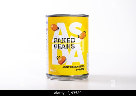 Asda Essentials Prezzo Beans cotti in etichetta gialla Foto Stock