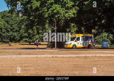 Southampton, Hampshire, Regno Unito. 8th agosto 2022. Furgone gelato parcheggiato all'ombra al Southampton Common Park durante l'ondata di caldo di luglio/agosto nell'Inghilterra meridionale, Regno Unito Foto Stock