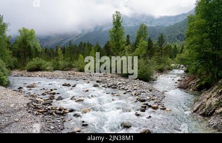 fiume acqua di montagna che scorre attraverso la valle, Cirque de Gavarnie, Pirenei Francia Foto Stock