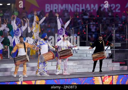 Gli artisti ballano alla musica di Panjabi MC durante la cerimonia di chiusura per i Giochi del Commonwealth del 2022 all'Alexander Stadium di Birmingham. Data foto: Lunedì 8 agosto 2022. Foto Stock